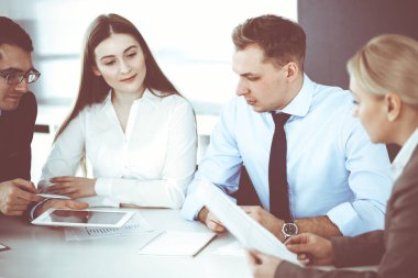 Bir grup iş adamı modern ofiste soruları tartışıyor. Pazarlık yapan ya da beyin fırtınası yapan yöneticiler. Takım çalışması, ortaklık ve iş konsepti