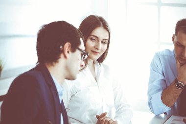 Bir grup iş adamı modern ofiste soruları tartışıyor. Pazarlık yapan ya da beyin fırtınası yapan yöneticiler. Takım çalışması, ortaklık ve iş konsepti