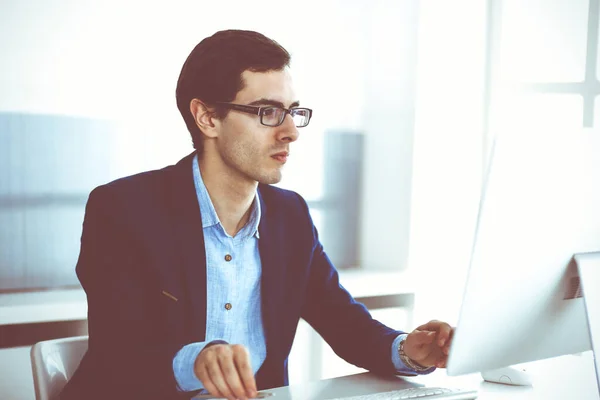 Homme d'affaires travaillant avec l'ordinateur dans un bureau moderne. Prise de vue de l'entrepreneur masculin ou du directeur d'entreprise sur le lieu de travail. Concept d'entreprise — Photo