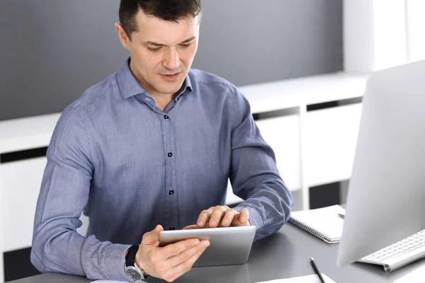 Geschäftsmann arbeitet im modernen Büro mit Tablet-Computern. Kopfschuss eines männlichen Unternehmers oder Firmendirektors am Arbeitsplatz. Geschäftskonzept — Stockfoto