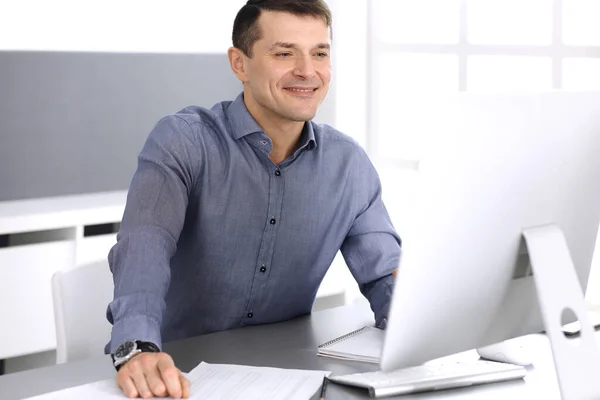 Zakenman werkt met computer in modern kantoor. Hoofdfoto van mannelijke ondernemer of bedrijfsleider op het werk. Bedrijfsconcept — Stockfoto