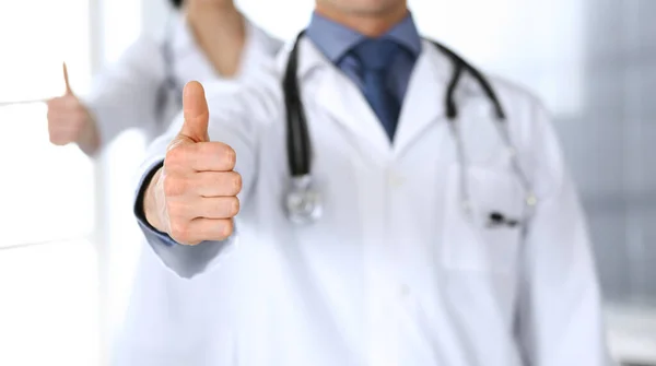 一群医生竖起大拇指.完美的医疗服务在诊所。医疗及医疗概念的美好未来 — 图库照片