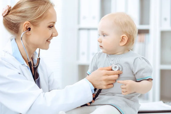 Doktor ve hasta hastanede. Küçük kız steteskopla doktor tarafından muayene ediliyor. Tıp konsepti — Stok fotoğraf