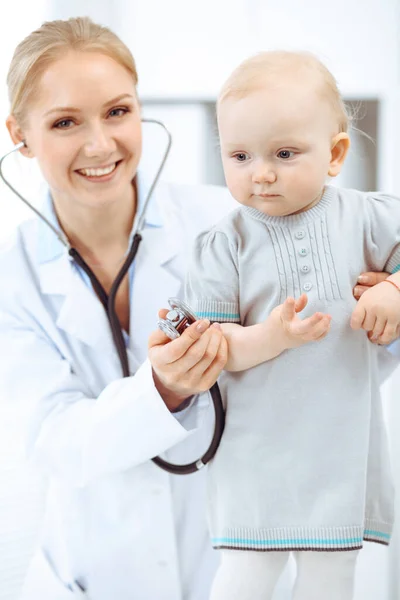 Dottore e paziente in ospedale. La bambina viene esaminata dal medico con lo stetoscopio. Concetto di medicina — Foto Stock