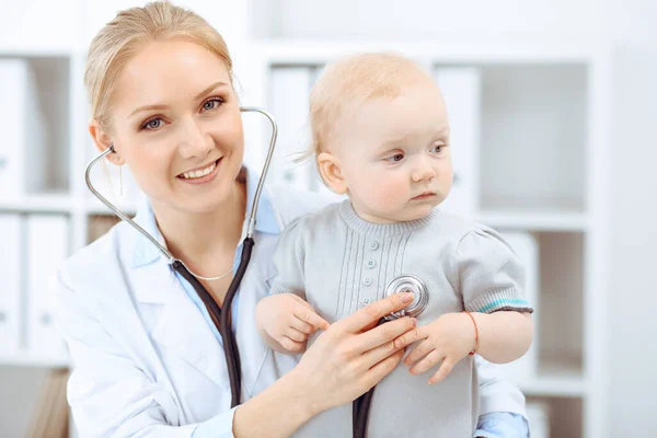 Doktor a pacient v nemocnici. Holčičku vyšetřuje doktor se stetoskopem. Koncept medicíny — Stock fotografie