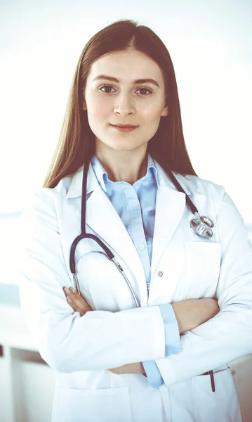 Doctor woman standing straight with arms crossed, portrait. Perfect medical service in clinic. Medicine and healthcare concepts — Stock Photo, Image