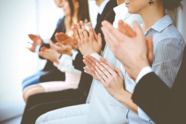 İş adamları toplantı ya da konferansta alkışlar ve alkışlar, yakın çekim. Modern beyaz ofisteki bir grup tanınmayan iş adamı ve kadın. Başarı takım çalışması ya da kurumsal koçluk kavramı
