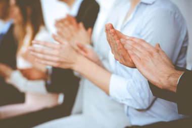 İş adamları toplantı ya da konferansta alkışlar ve alkışlar, yakın çekim. Modern beyaz ofisteki bir grup tanınmayan iş adamı ve kadın. Başarı takım çalışması ya da kurumsal koçluk kavramı