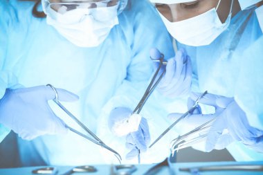 Tıbbi ekibin operasyon için yakın plan çekimleri. Bir grup cerrah hastalarıyla meşgul. Hastanede tıp, veterinerlik veya sağlık hizmetleri ve acil servis