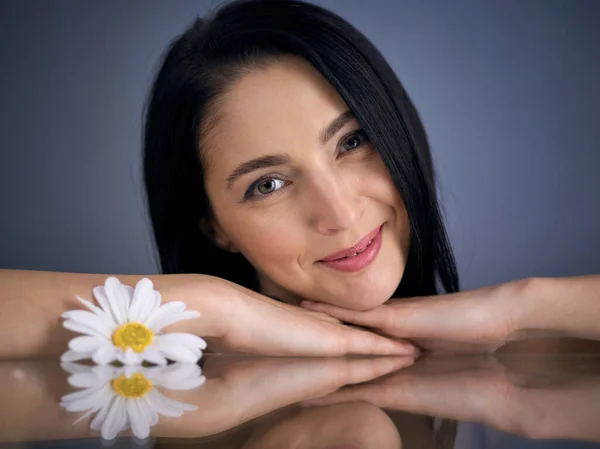 Porträt einer lächelnden brünetten Frau, die in die Kamera blickt. Schönheitskonzept — Stockfoto