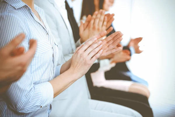 Affärsmän klappar och applåderar på möte eller konferens, närbild av händer. Grupp av okända affärsmän och kvinnor i moderna vita kontor. Framgångsrikt teamwork eller företagsträningskoncept — Stockfoto