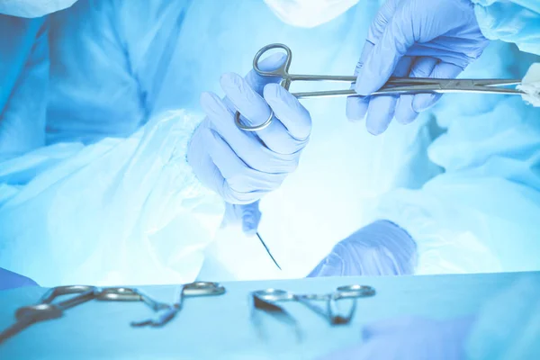 Close-up da equipe médica realizando a operação. O grupo de cirurgiões no trabalho está ocupado com o paciente. Medicina, veterinária ou cuidados de saúde e emergência no hospital — Fotografia de Stock