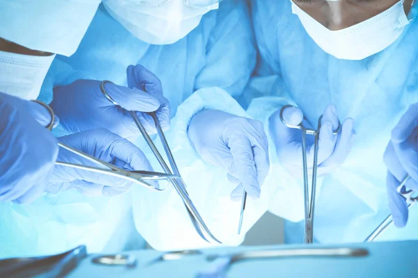 Close-up da equipe médica realizando a operação. O grupo de cirurgiões no trabalho está ocupado com o paciente. Medicina, veterinária ou cuidados de saúde e emergência no hospital — Fotografia de Stock