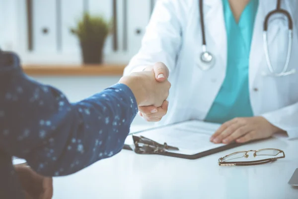 Médico e paciente apertando as mãos. Conceito de parceria, confiança e ética médica — Fotografia de Stock