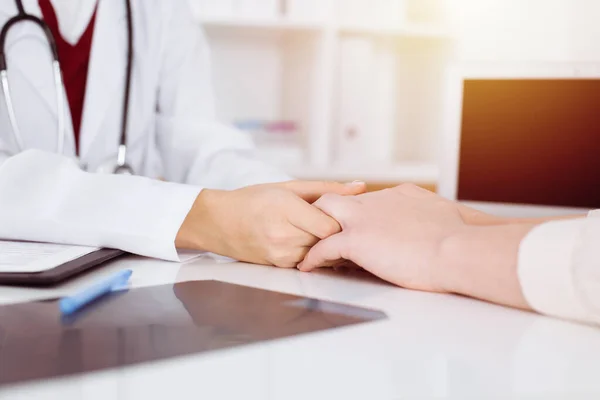 Hands of unknown woman-doctor reassuring her female patient in sunny room, close-up — Stock Photo, Image