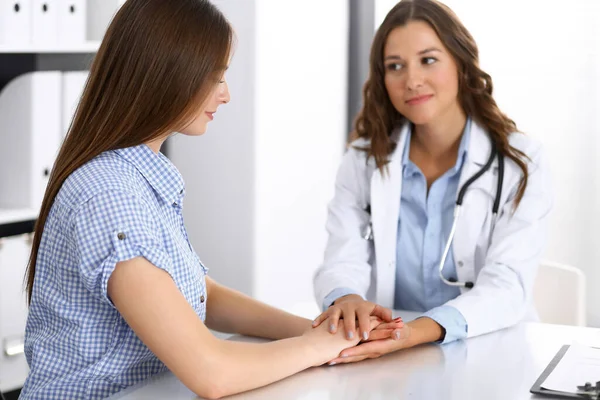 Docteur rassurant sa patiente. Éthique médicale et concept de confiance. Médecine et soins de santé thème — Photo