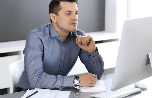 Geschäftsmann arbeitet mit Computer im modernen Büro. Kopfschuss eines männlichen Unternehmers oder Firmendirektors am Arbeitsplatz. Geschäftskonzept — Stockfoto