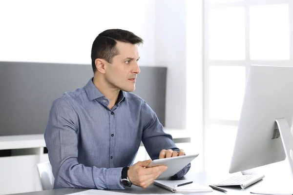 Homme d'affaires travaillant avec l'ordinateur dans un bureau moderne. Prise de vue de l'entrepreneur ou du directeur de l'entreprise sur le lieu de travail. Concept d'entreprise — Photo