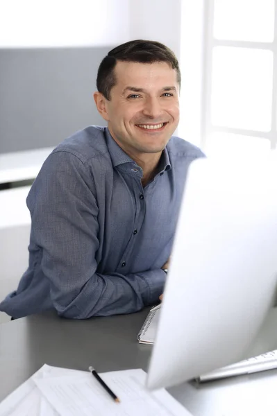 Homme d'affaires travaillant avec l'ordinateur dans un bureau moderne. Prise de vue de l'entrepreneur ou du directeur de l'entreprise sur le lieu de travail. Concept d'entreprise — Photo