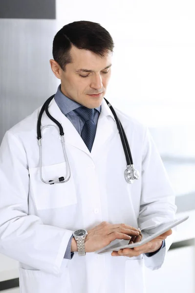 Orvos használja tabletta számítógép hálózati kutatás vagy virtuális betegség kezelésére. Tökéletes orvosi ellátás a klinikán. Boldog jövőt a modern orvostudománynak, orvosi adatoknak és egészségügyi koncepcióknak — Stock Fotó
