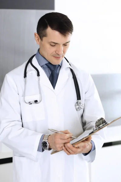 Médico a usar prancheta para encher registos de histórico de medicação. Serviço médico perfeito na clínica. Médico a trabalhar no hospital. Conceitos de medicina e saúde — Fotografia de Stock