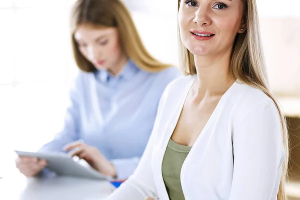 Mujer de negocios en la cabeza. Empresarios o colegas discutiendo algo en la reunión mientras están sentados en el escritorio de la oficina. Estilo de ropa casual. Concepto de auditoría, impuestos o abogados — Foto de Stock