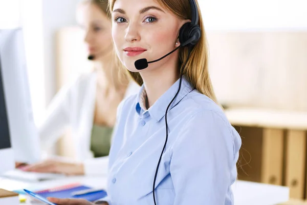 Portrait de l'opérateur du centre d'appels au travail. Groupe de personnes dans un casque prêt à aider les clients. Concept d'entreprise — Photo