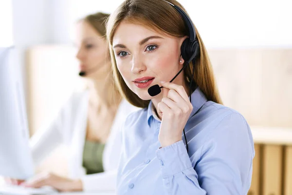 Portrait de l'opérateur du centre d'appels au travail. Groupe de personnes dans un casque prêt à aider les clients. Concept d'entreprise — Photo