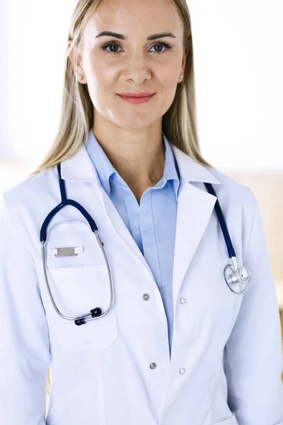 Ženská doktorka stojí v nemocniční kanceláři. Lékař v práci, životní portrét. Koncepce medicíny a zdravotní péče — Stock fotografie