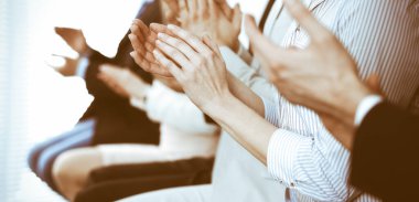 İş adamları toplantı ya da konferansta alkışlar ve alkışlar, yakın çekim. Modern beyaz ofisteki bir grup tanınmayan iş adamı ve kadın. Başarı takım çalışması ya da kurumsal koçluk kavramı