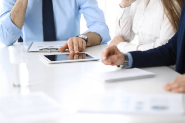 Bir grup tanınmamış iş adamı modern ofiste sorular sorup el ele tutuşuyorlar. Pazarlık yapan ya da beyin fırtınası yapan yöneticiler. Takım çalışması, ortaklık ve iş konsepti
