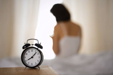 Kadın uyandıktan sonra yatakta ellerini uzatıyor, güneş parlıyor. Esmer, mutlu ve rahat bir gece uykusundan sonra bir güne giriyor. Yeni bir gün ve neşeli bir hafta sonu kavramı