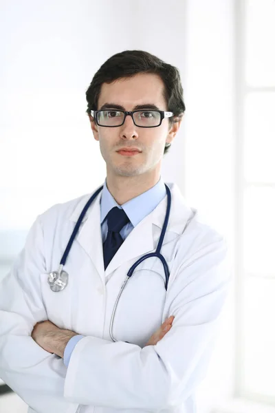 Dokter man staat recht met gekruiste armen. Perfecte medische dienst in de kliniek. Gelukkige toekomst in de geneeskunde en de gezondheidszorg — Stockfoto