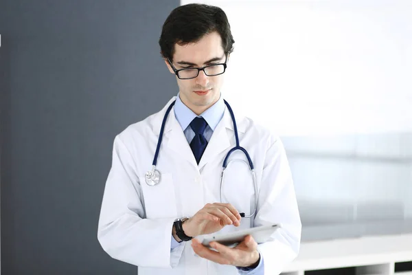 Γιατρός άνθρωπος χρησιμοποιώντας τον υπολογιστή tablet για δικτυακή έρευνα ή εικονική θεραπεία ασθενειών. Τέλεια ιατρική υπηρεσία στην κλινική. Σύγχρονη ιατρική, ιατρικά δεδομένα και έννοιες υγειονομικής περίθαλψης — Φωτογραφία Αρχείου