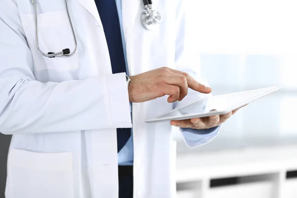 Homem médico usando computador tablet para pesquisa em rede ou tratamento de doenças virtuais, mãos close-up. Serviço médico perfeito na clínica. Medicina moderna, dados médicos e conceitos de saúde. Tonificado — Fotografia de Stock