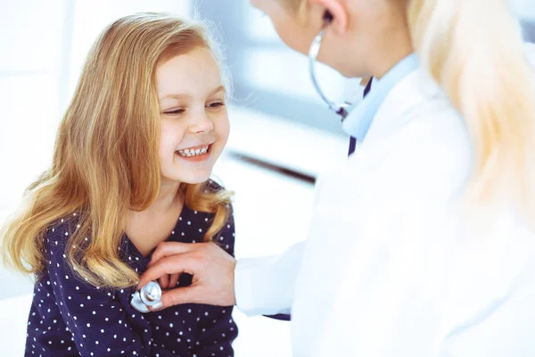医生用听诊器检查儿童病人.可爱的女婴在医生的预约。医学概念。被扔的照片 — 图库照片