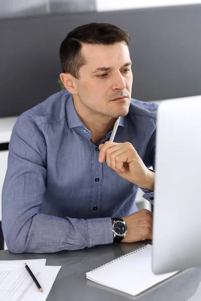 Zakenman werkt met computer in modern kantoor. Hoofdfoto van mannelijke ondernemer of bedrijfsleider op het werk. Bedrijfsconcept — Stockfoto