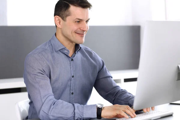 Zakenman werkt met computer in modern kantoor. Hoofdfoto van mannelijke ondernemer of bedrijfsleider op het werk. Bedrijfsconcept — Stockfoto