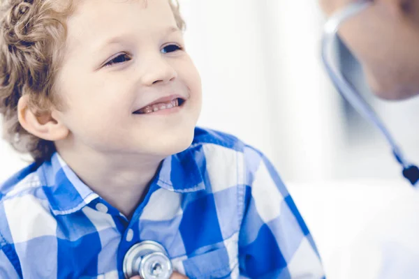 Arzt und geduldiges Kind. Arzt untersucht kleinen Jungen. Regelmäßiger Arztbesuch in der Klinik. Medizin und Gesundheitskonzept — Stockfoto