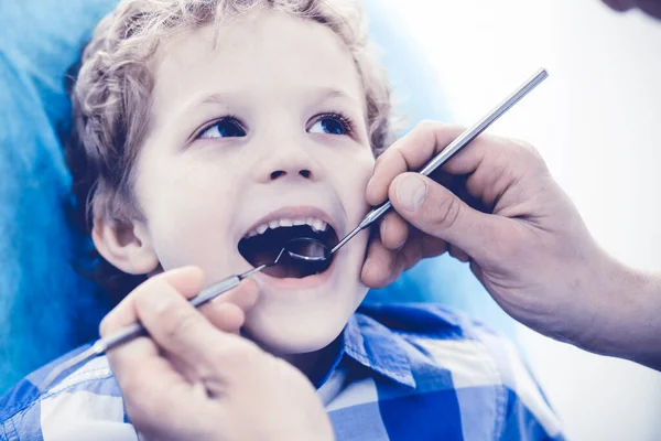 Lekarz i cierpliwe dziecko. Chłopak bada zęby u dentysty. Koncepcja medycyny, opieki zdrowotnej i stomatologii — Zdjęcie stockowe