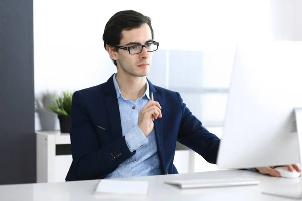 Geschäftsmann arbeitet mit Computer im modernen Büro. Kopfschuss eines männlichen Unternehmers oder Firmenchefs am Arbeitsplatz. Geschäftskonzept — Stockfoto