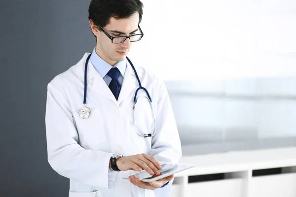 Γιατρός άνθρωπος χρησιμοποιώντας τον υπολογιστή tablet για δικτυακή έρευνα ή εικονική θεραπεία ασθενειών. Τέλεια ιατρική υπηρεσία στην κλινική. Σύγχρονη ιατρική, ιατρικά δεδομένα και έννοιες υγειονομικής περίθαλψης — Φωτογραφία Αρχείου