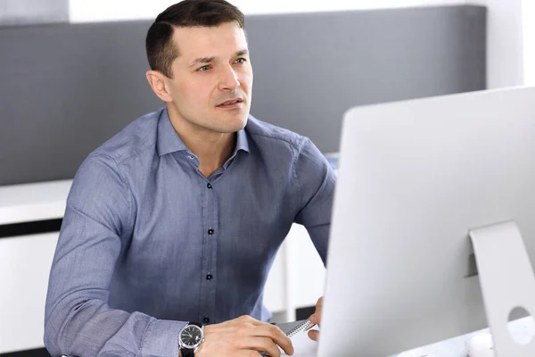 Homme d'affaires travaillant avec l'ordinateur dans un bureau moderne. Prise de vue de l'entrepreneur ou du directeur de l'entreprise sur le lieu de travail. Concept d'entreprise — Photo