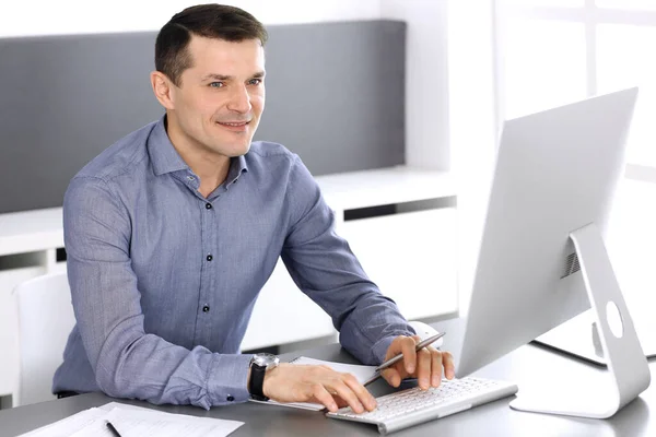 Geschäftsmann arbeitet mit Computer im modernen Büro. Kopfschuss eines männlichen Unternehmers oder Firmendirektors am Arbeitsplatz. Geschäftskonzept — Stockfoto