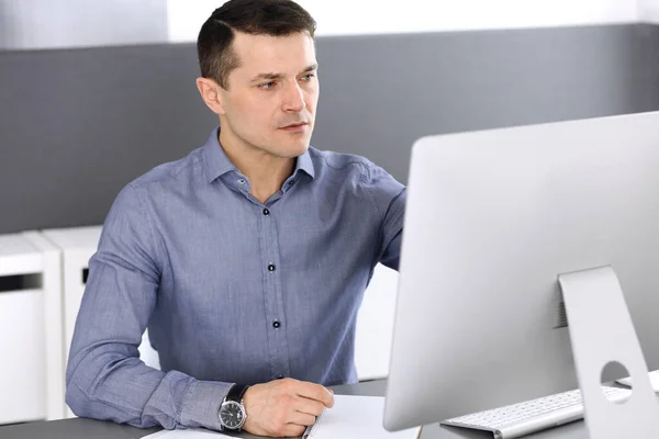 Homme d'affaires travaillant avec l'ordinateur dans un bureau moderne. Prise de vue de l'entrepreneur ou du directeur de l'entreprise sur le lieu de travail. Concept d'entreprise — Photo