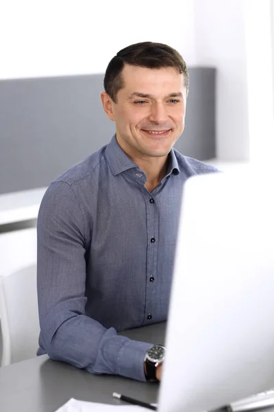 Zakenman werkt met computer in modern kantoor. Hoofdfoto van mannelijke ondernemer of bedrijfsleider op het werk. Bedrijfsconcept — Stockfoto