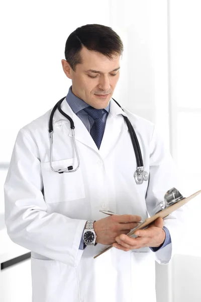 Доктор использует планшет для заполнения записей о лекарствах. Идеальное медицинское обслуживание в клинике. Врач на работе в больнице. Медицина и здравоохранение — стоковое фото