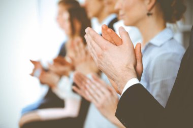İş adamları toplantı ya da konferansta alkışlar ve alkışlar, yakın çekim. Modern beyaz ofisteki bir grup tanınmayan iş adamı ve kadın. Başarı takım çalışması ya da kurumsal koçluk kavramı