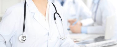 Bilinmeyen bir grup doktor klinikte otururken koronavirüs salgınını durdurmak için sorunları tartışıyor. Tıp konsepti