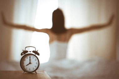 Kadın uyandıktan sonra yatakta ellerini uzatıyor, güneş parlıyor. Esmer, mutlu ve rahat bir gece uykusundan sonra bir güne giriyor. Yeni bir gün ve neşeli bir hafta sonu kavramı